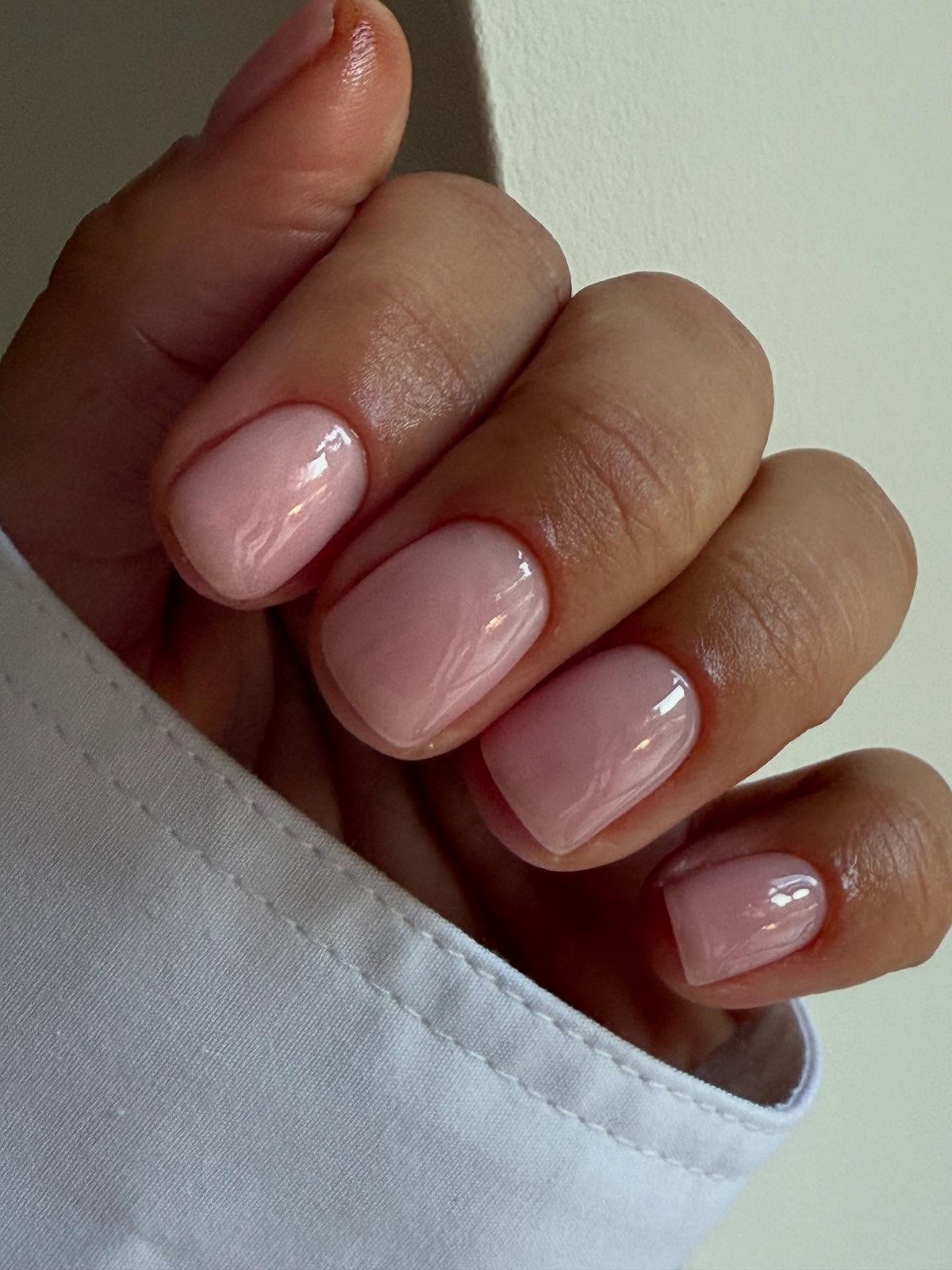 Этот эффект в маникюре делает руки ухоженными — но его почти не видно