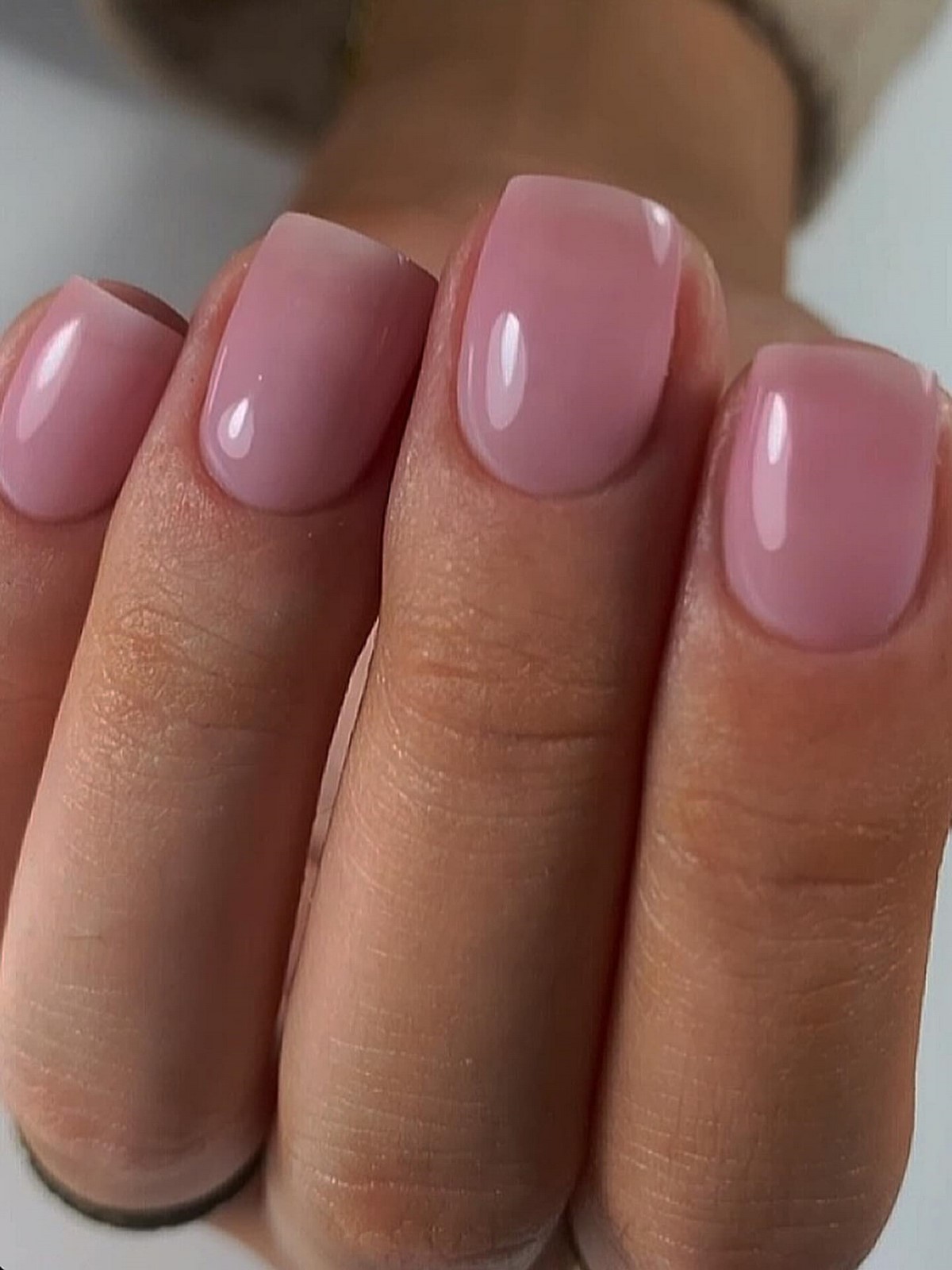 Этот эффект в маникюре делает руки ухоженными — но его почти не видно