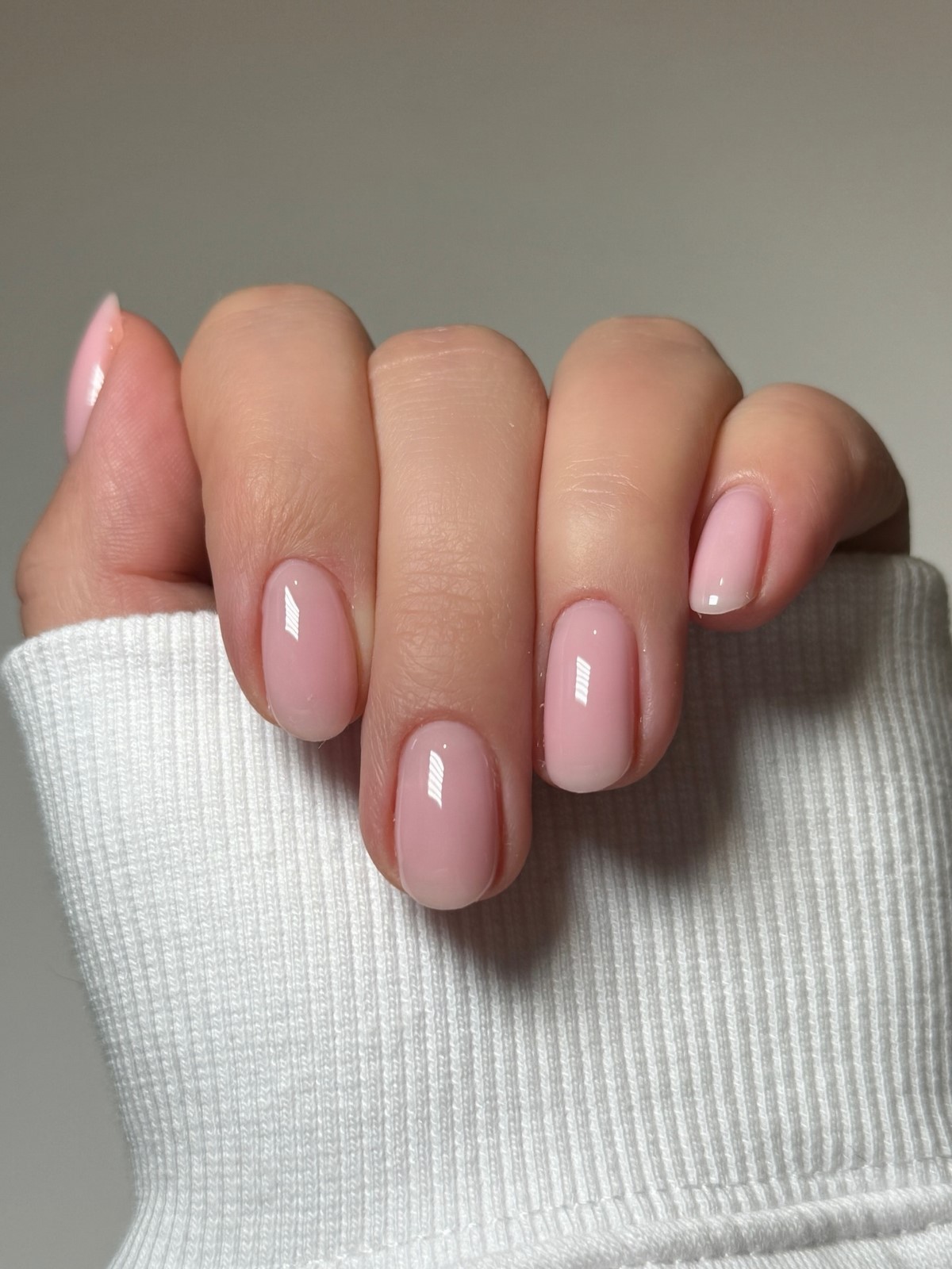 Этот эффект в маникюре делает руки ухоженными — но его почти не видно