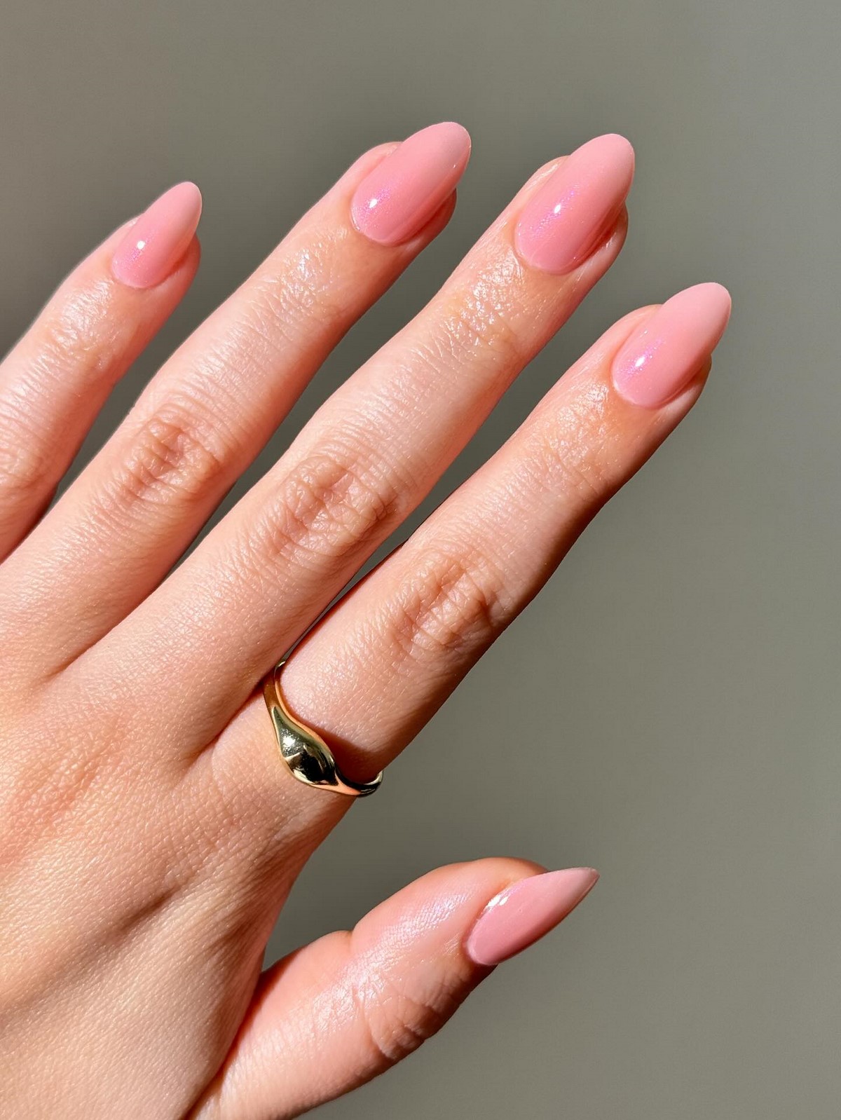 Этот эффект в маникюре делает руки ухоженными — но его почти не видно