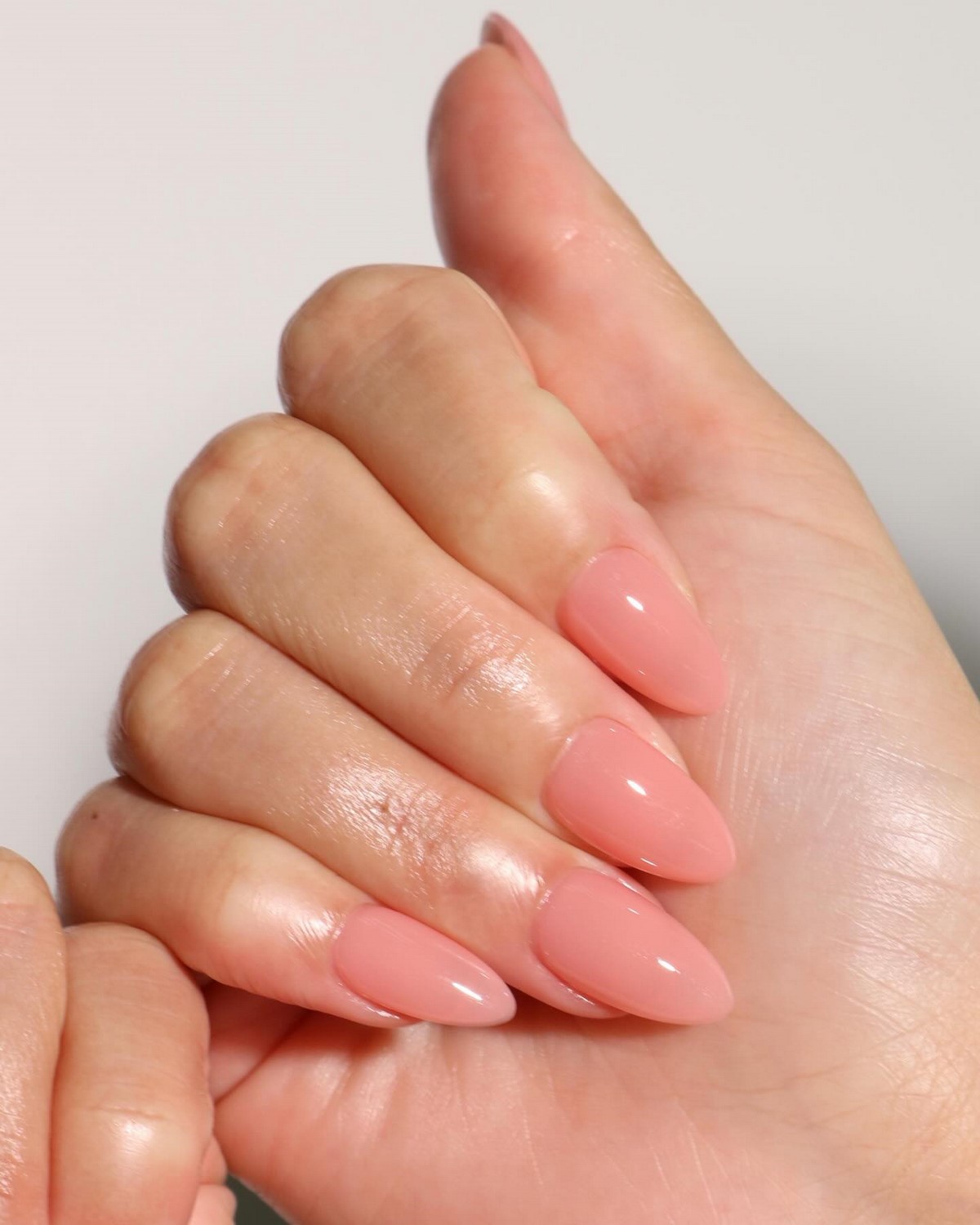 Этот эффект в маникюре делает руки ухоженными — но его почти не видно