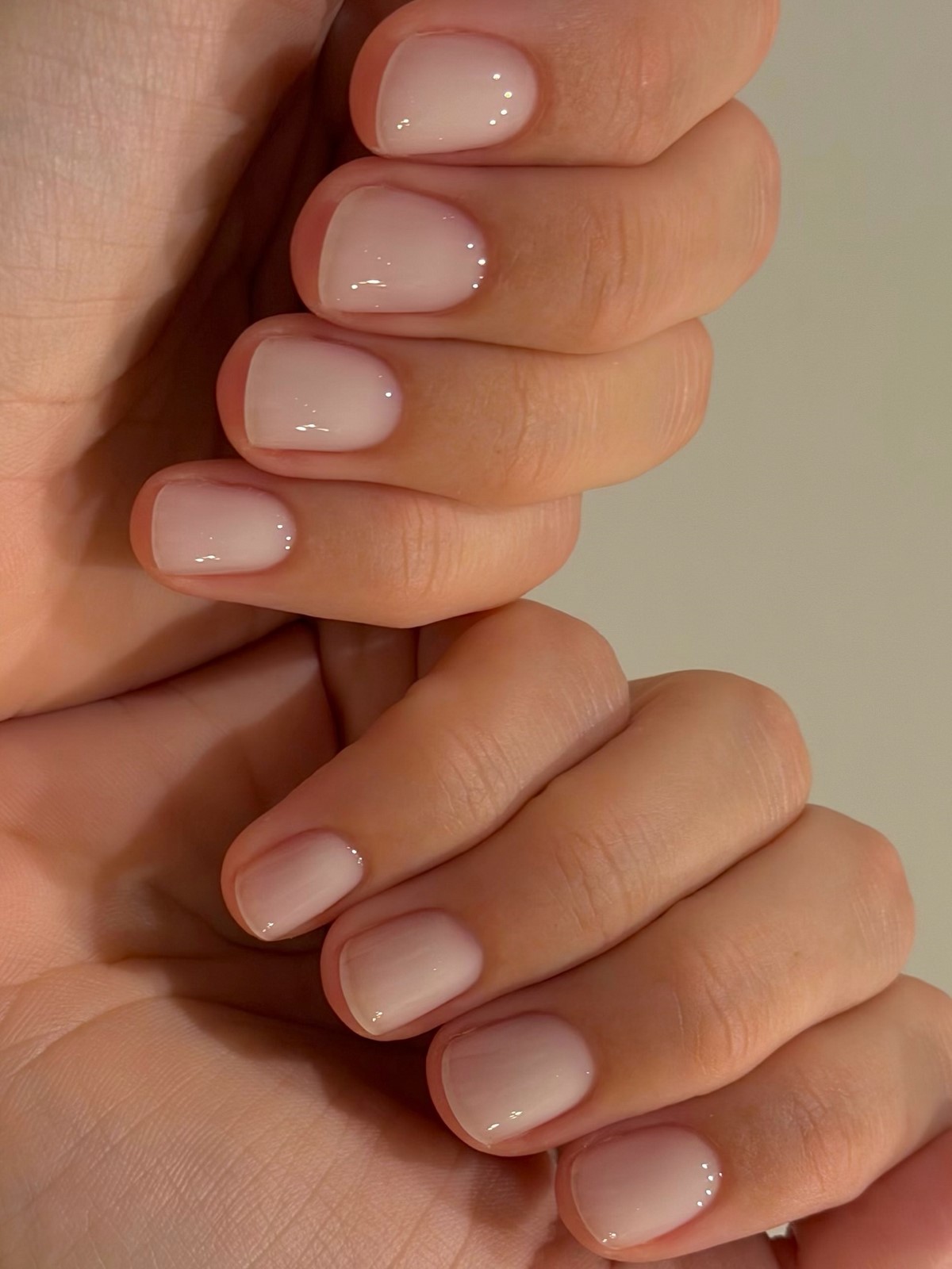 Этот эффект в маникюре делает руки ухоженными — но его почти не видно