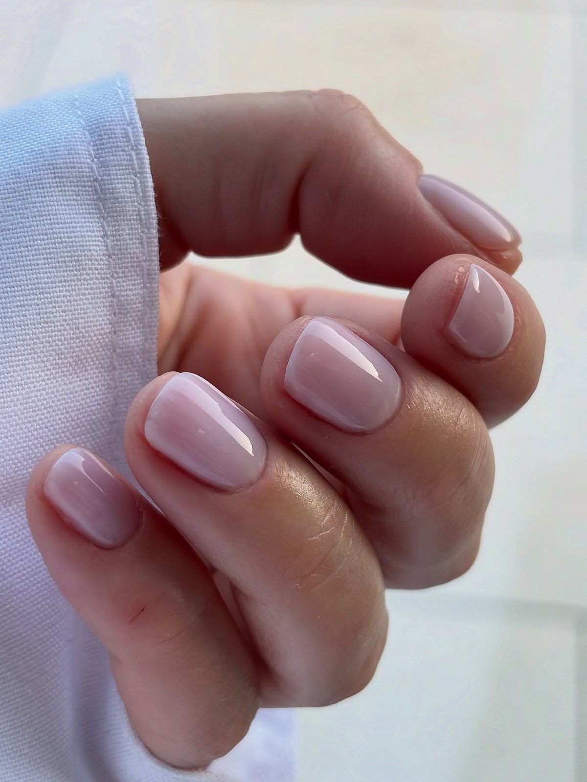 Этот эффект в маникюре делает руки ухоженными — но его почти не видно