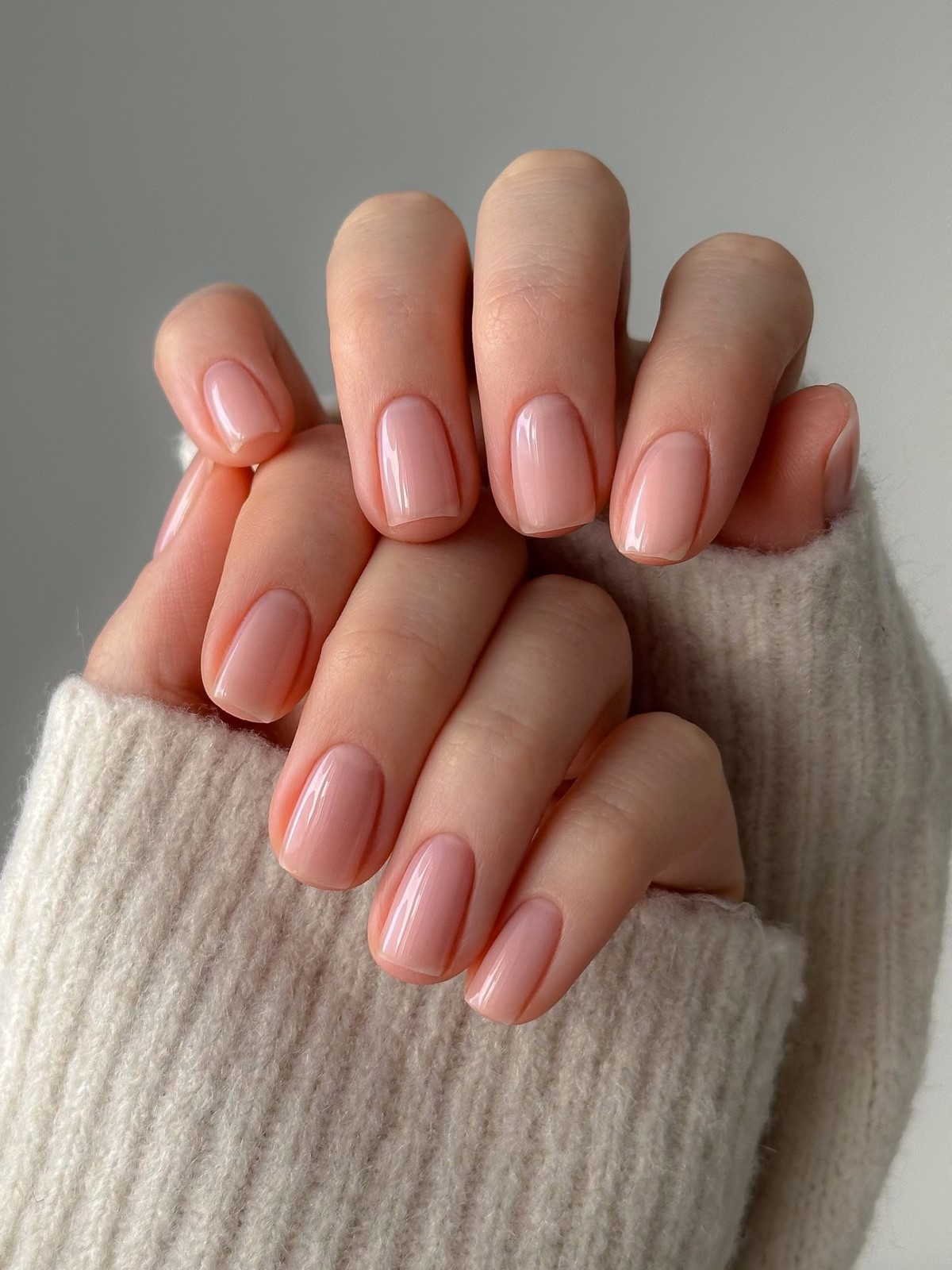 Этот эффект в маникюре делает руки ухоженными — но его почти не видно