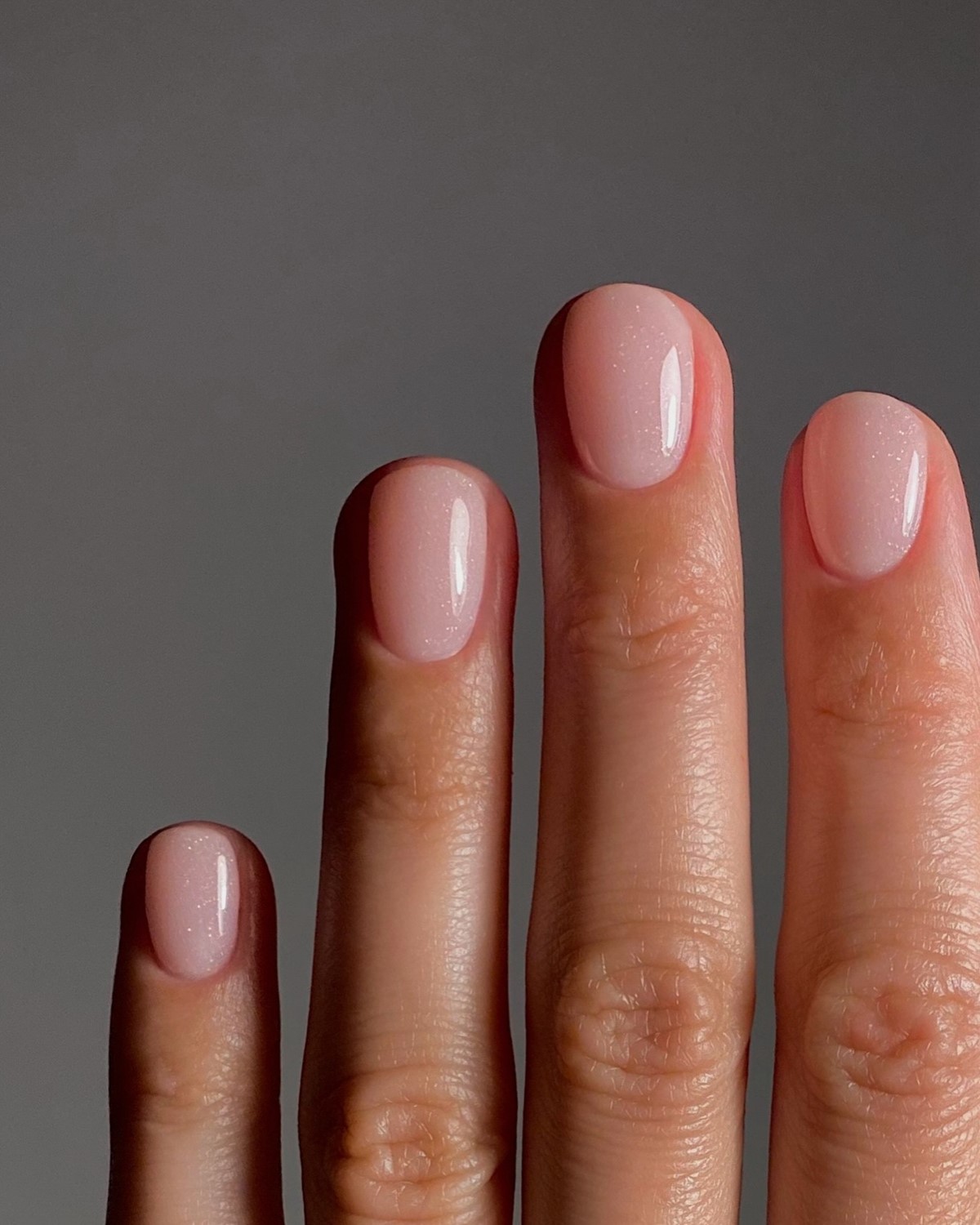 Этот эффект в маникюре делает руки ухоженными — но его почти не видно