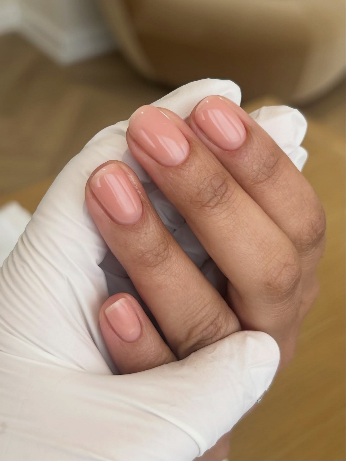 Этот эффект в маникюре делает руки ухоженными — но его почти не видно