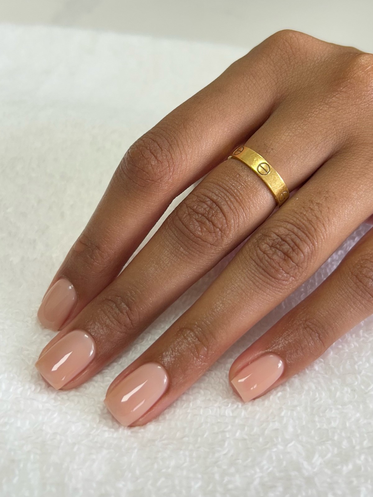 Этот эффект в маникюре делает руки ухоженными — но его почти не видно