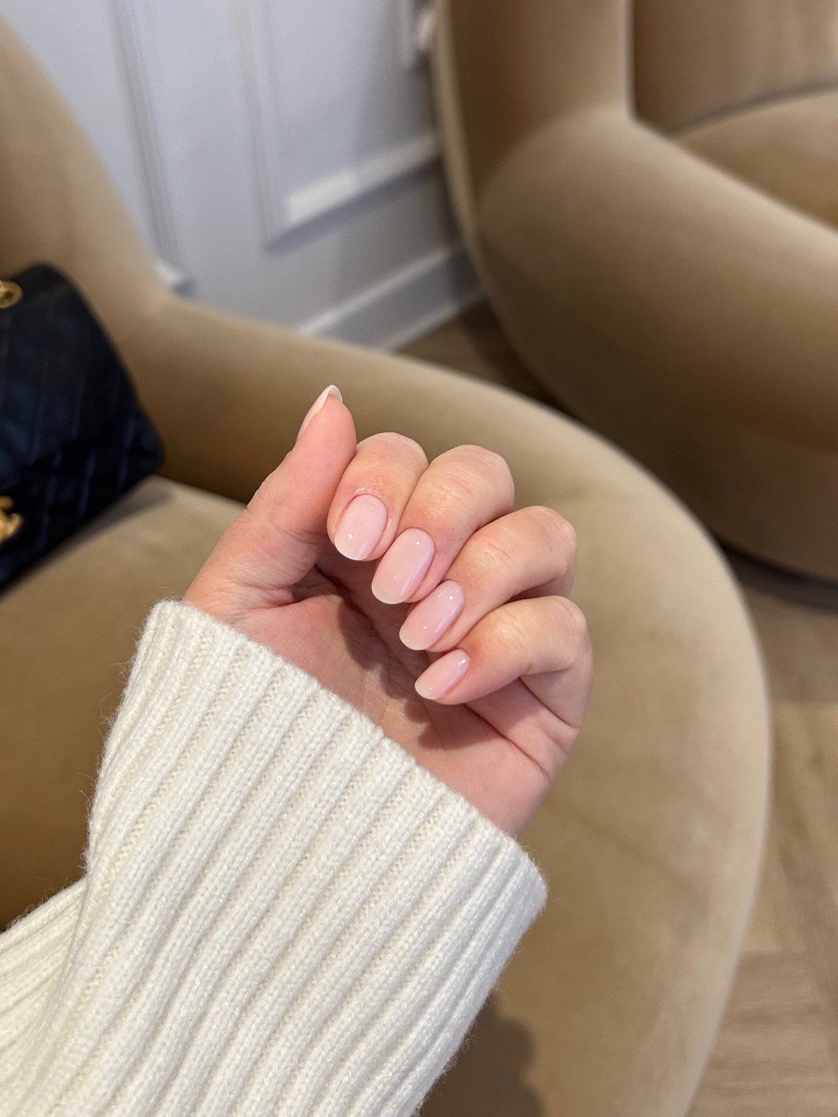 Этот эффект в маникюре делает руки ухоженными — но его почти не видно