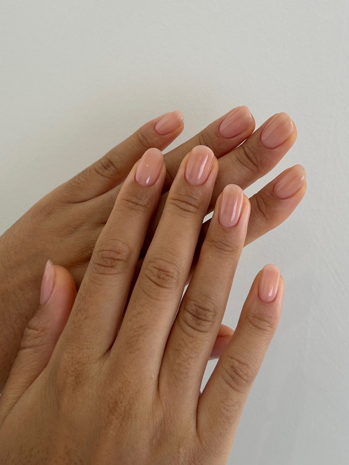 Этот эффект в маникюре делает руки ухоженными — но его почти не видно