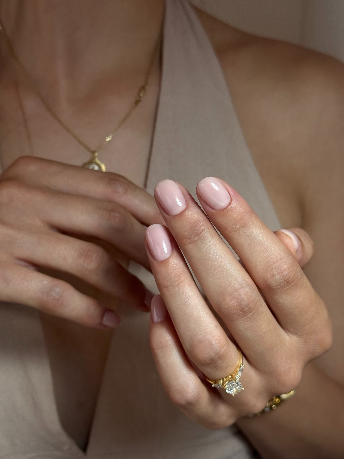 Этот эффект в маникюре делает руки ухоженными — но его почти не видно