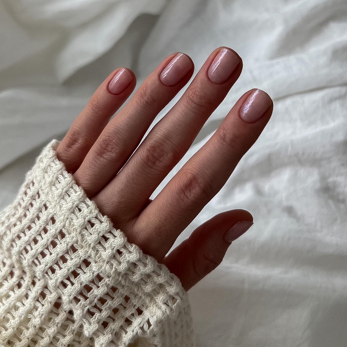 Этот эффект в маникюре делает руки ухоженными — но его почти не видно