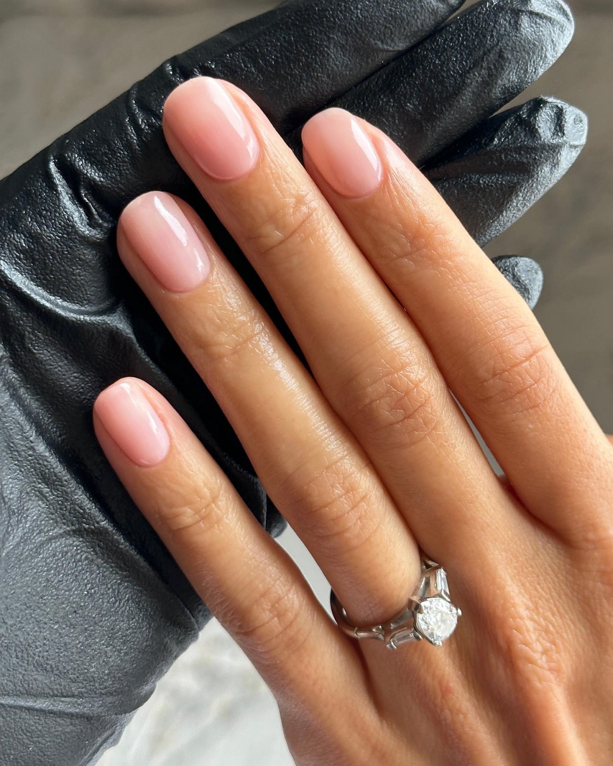 Этот эффект в маникюре делает руки ухоженными — но его почти не видно