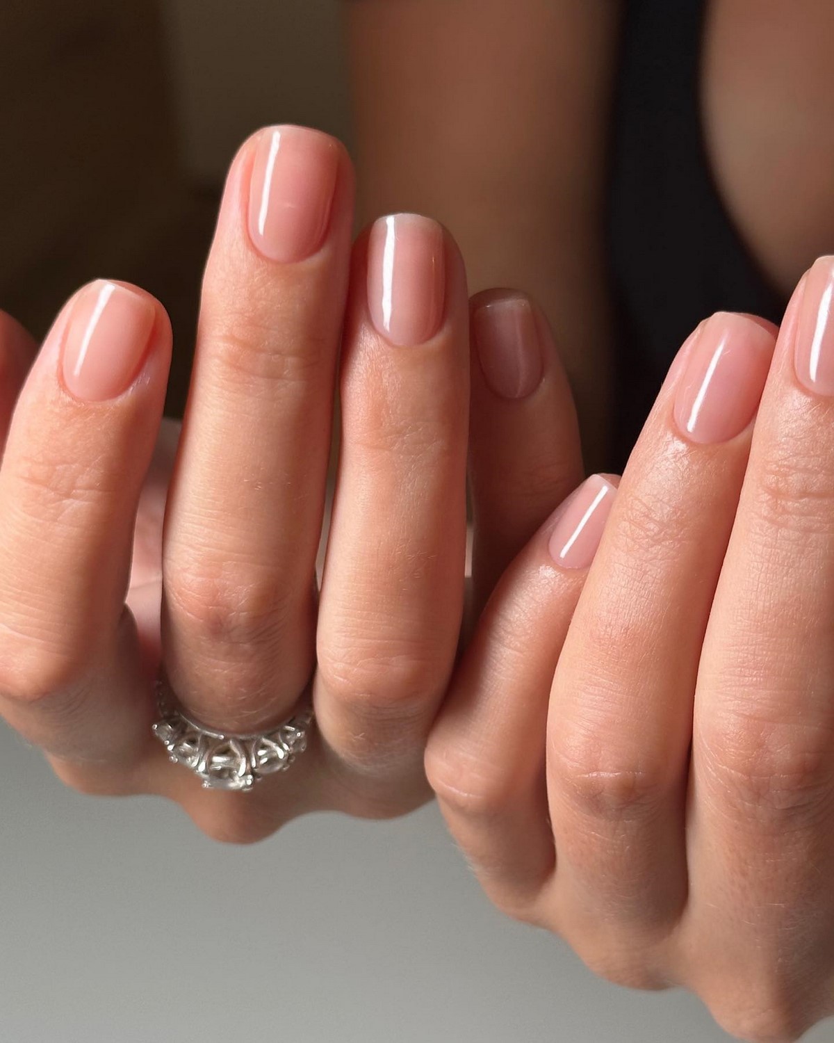 Этот эффект в маникюре делает руки ухоженными — но его почти не видно