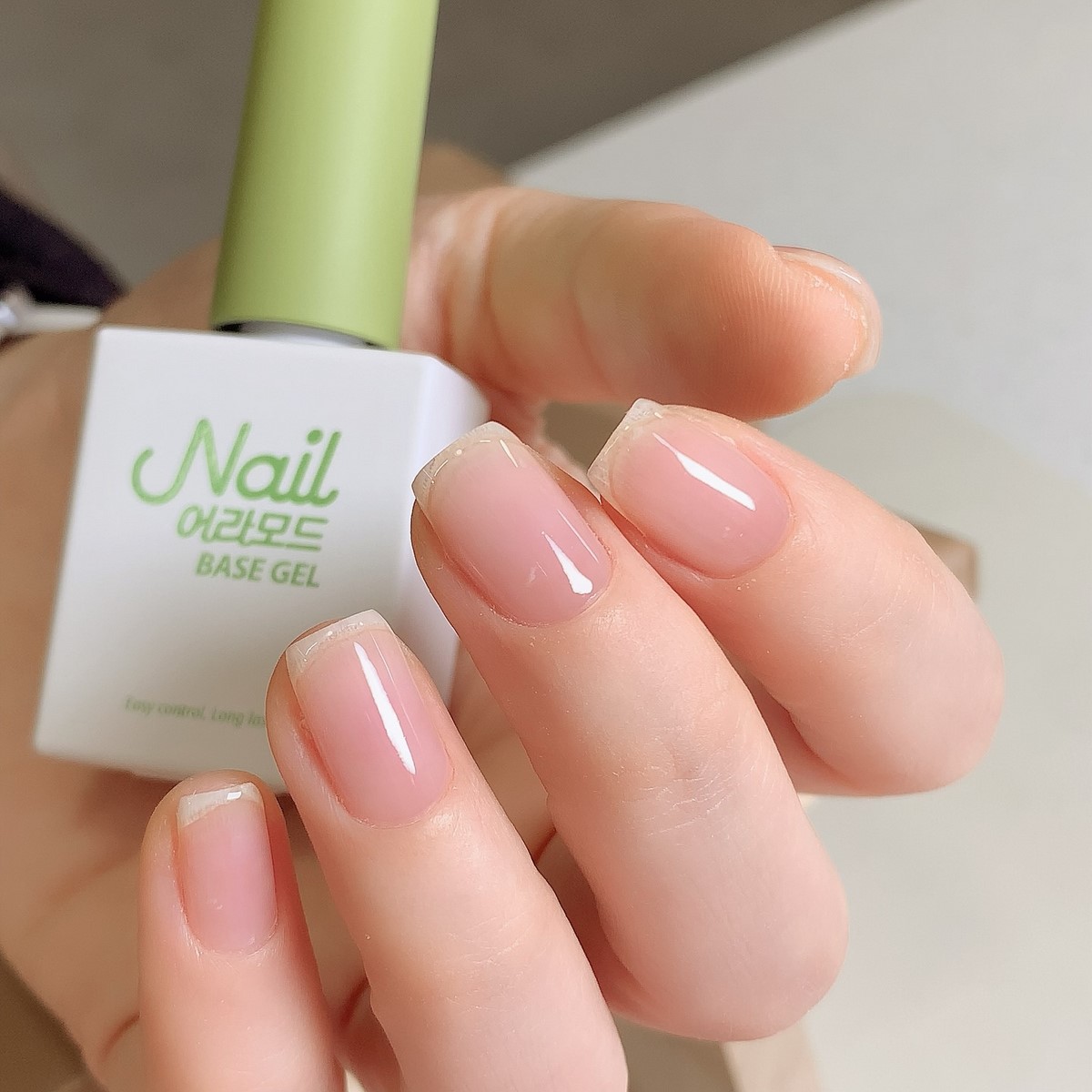 Этот эффект в маникюре делает руки ухоженными — но его почти не видно