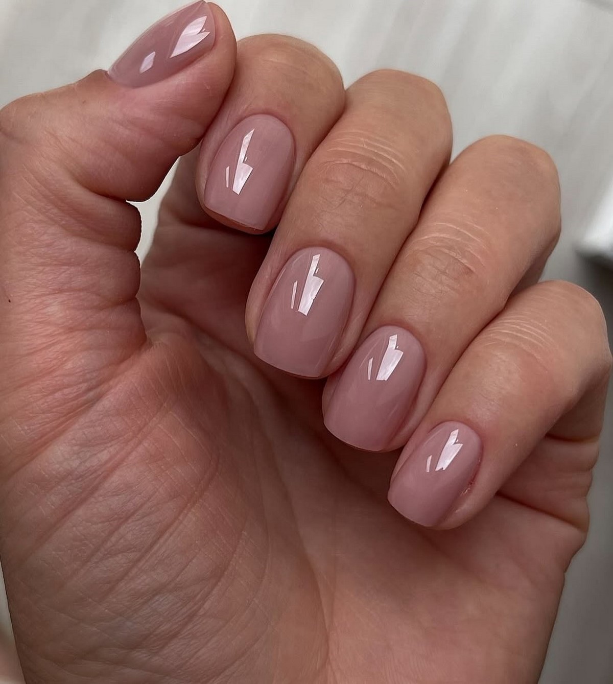 Этот эффект в маникюре делает руки ухоженными — но его почти не видно