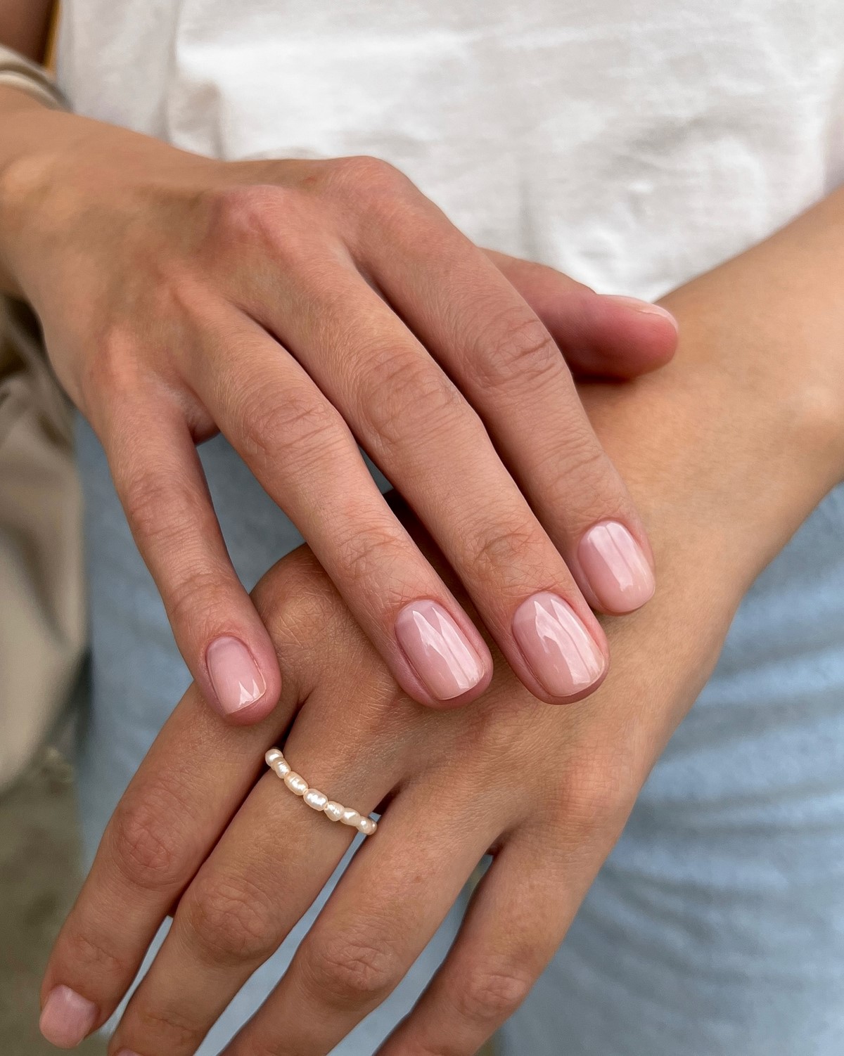 Этот эффект в маникюре делает руки ухоженными — но его почти не видно