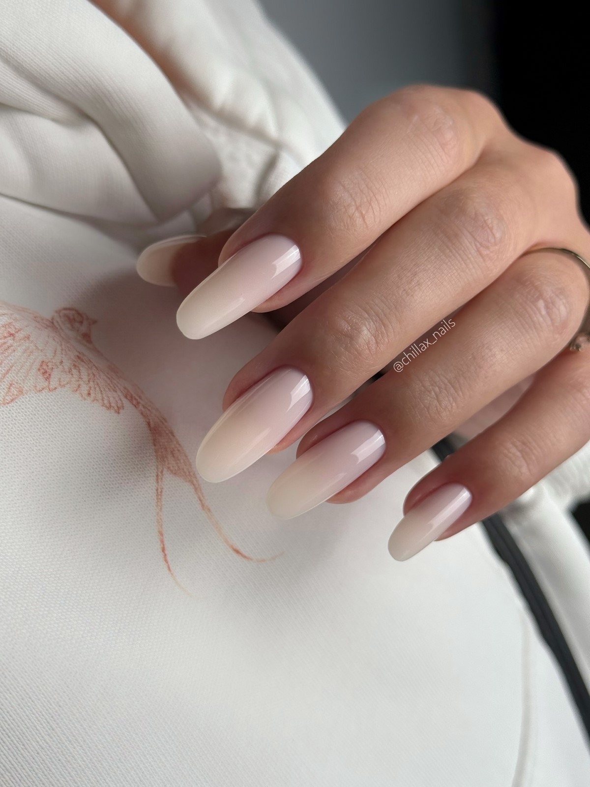 Этот эффект в маникюре делает руки ухоженными — но его почти не видно