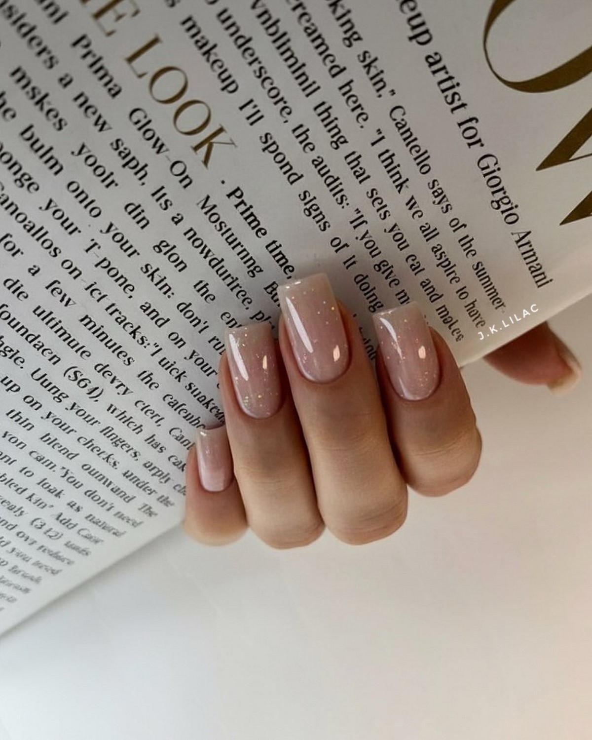 Этот эффект в маникюре делает руки ухоженными — но его почти не видно