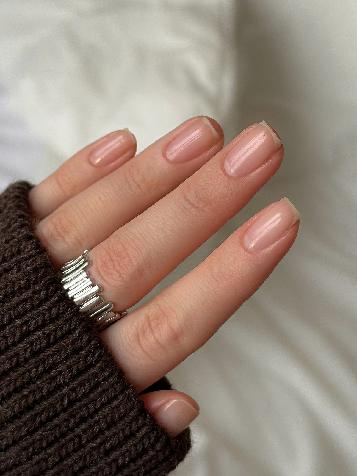 Этот эффект в маникюре делает руки ухоженными — но его почти не видно