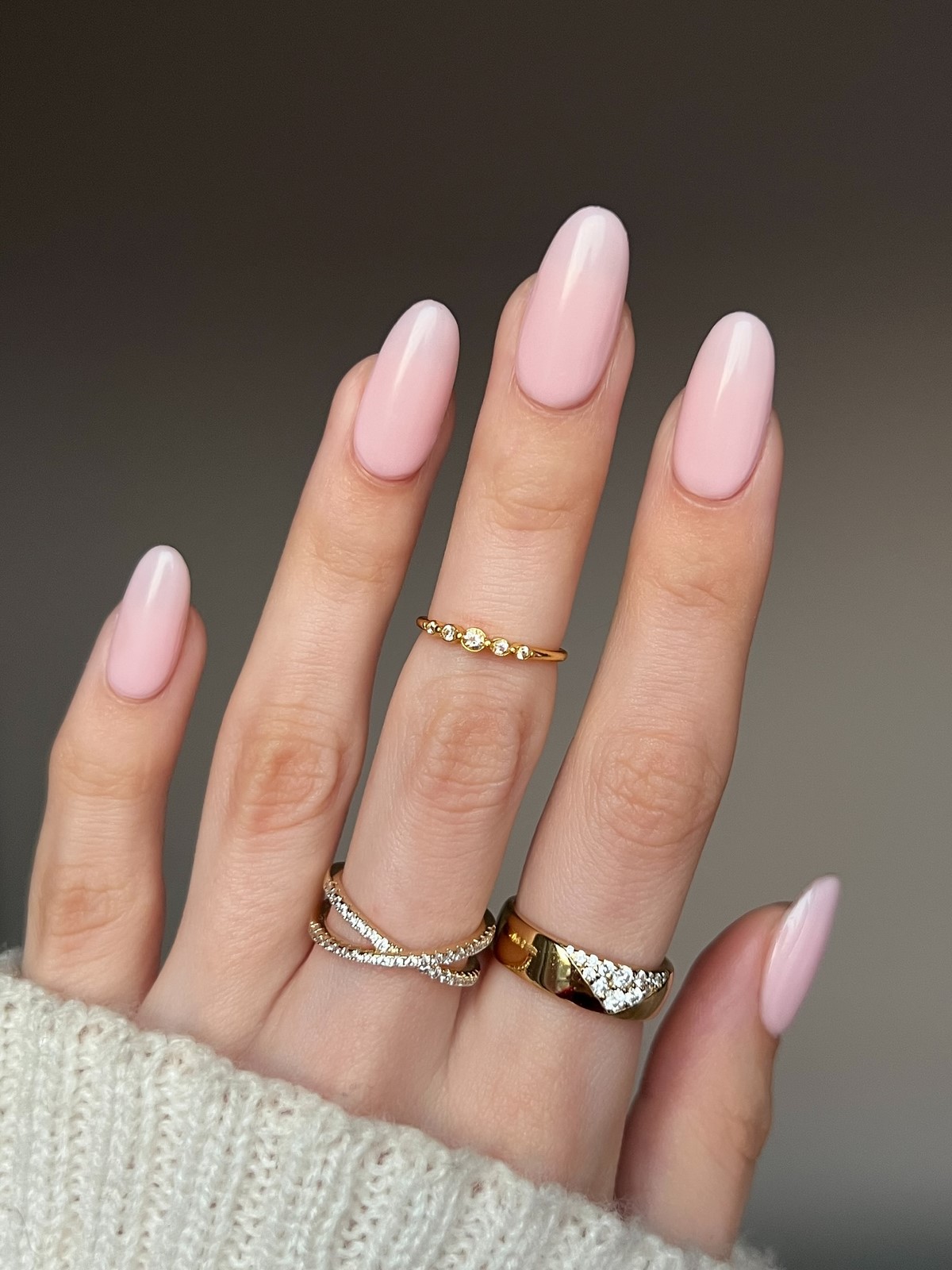 Этот оттенок на ногтях освежает руки сильнее нюда