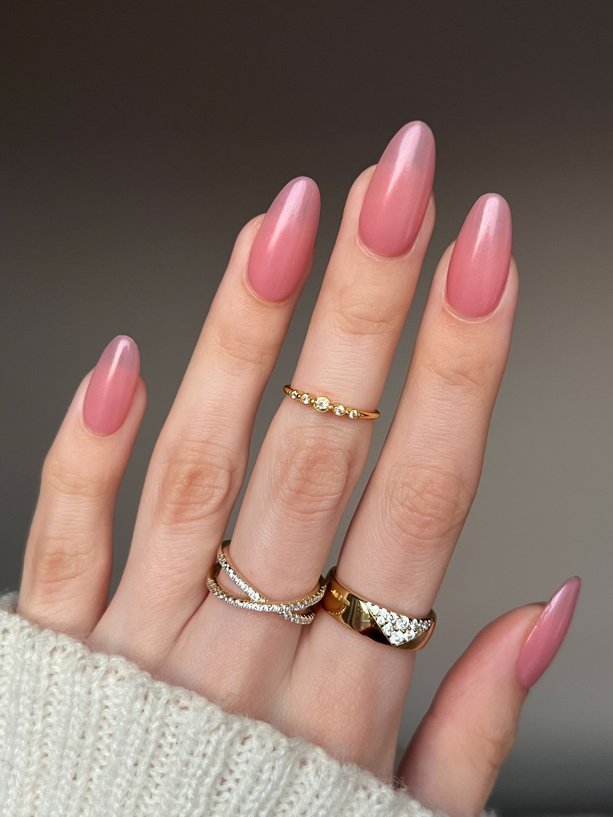 Этот оттенок на ногтях освежает руки сильнее нюда