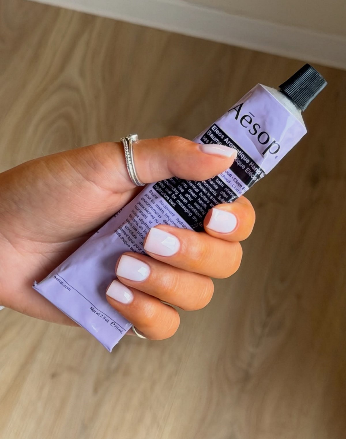 Этот оттенок на ногтях освежает руки сильнее нюда