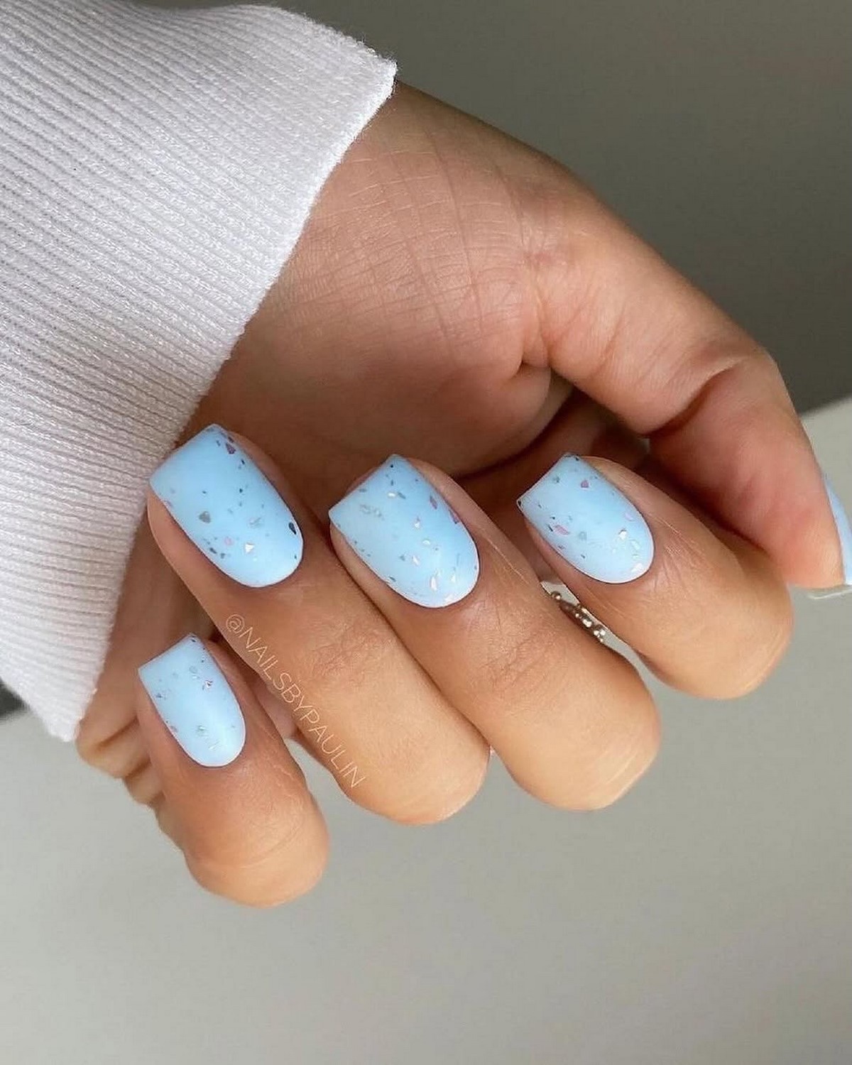 Этот оттенок на ногтях освежает руки сильнее нюда