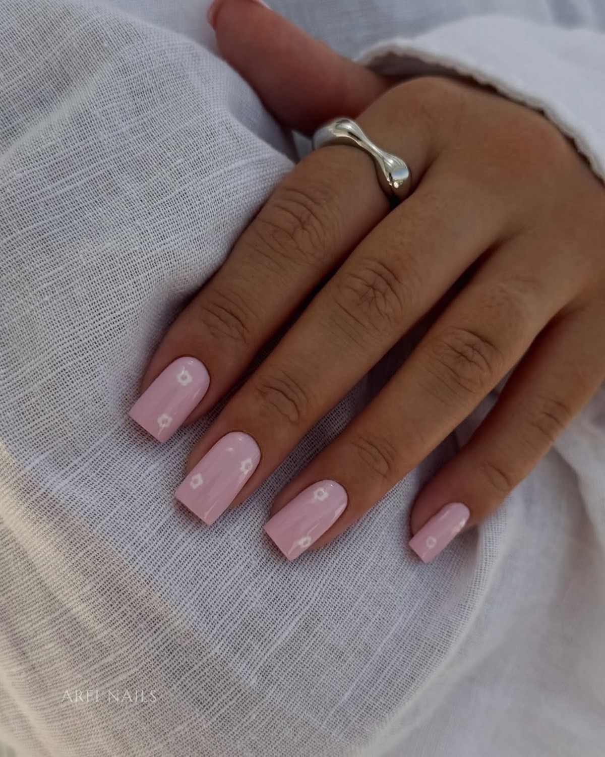 Этот оттенок на ногтях освежает руки сильнее нюда