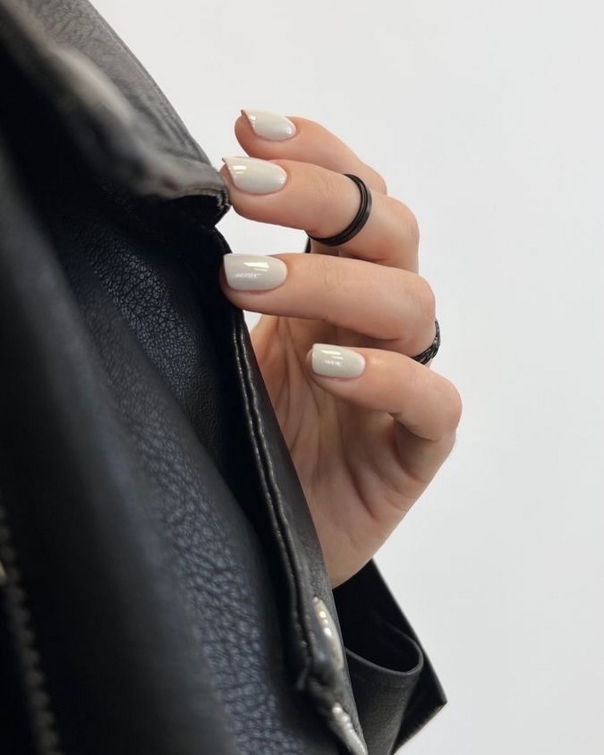 Этот оттенок на ногтях освежает руки сильнее нюда