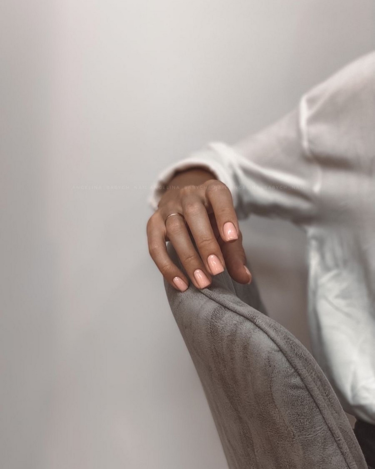 Этот оттенок на ногтях освежает руки сильнее нюда