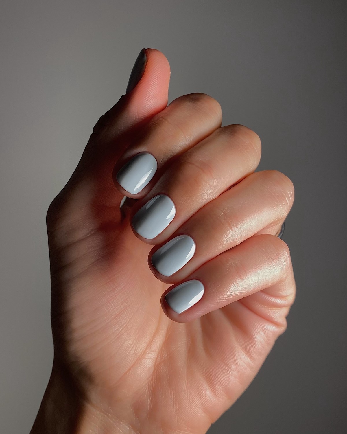 Этот оттенок на ногтях освежает руки сильнее нюда