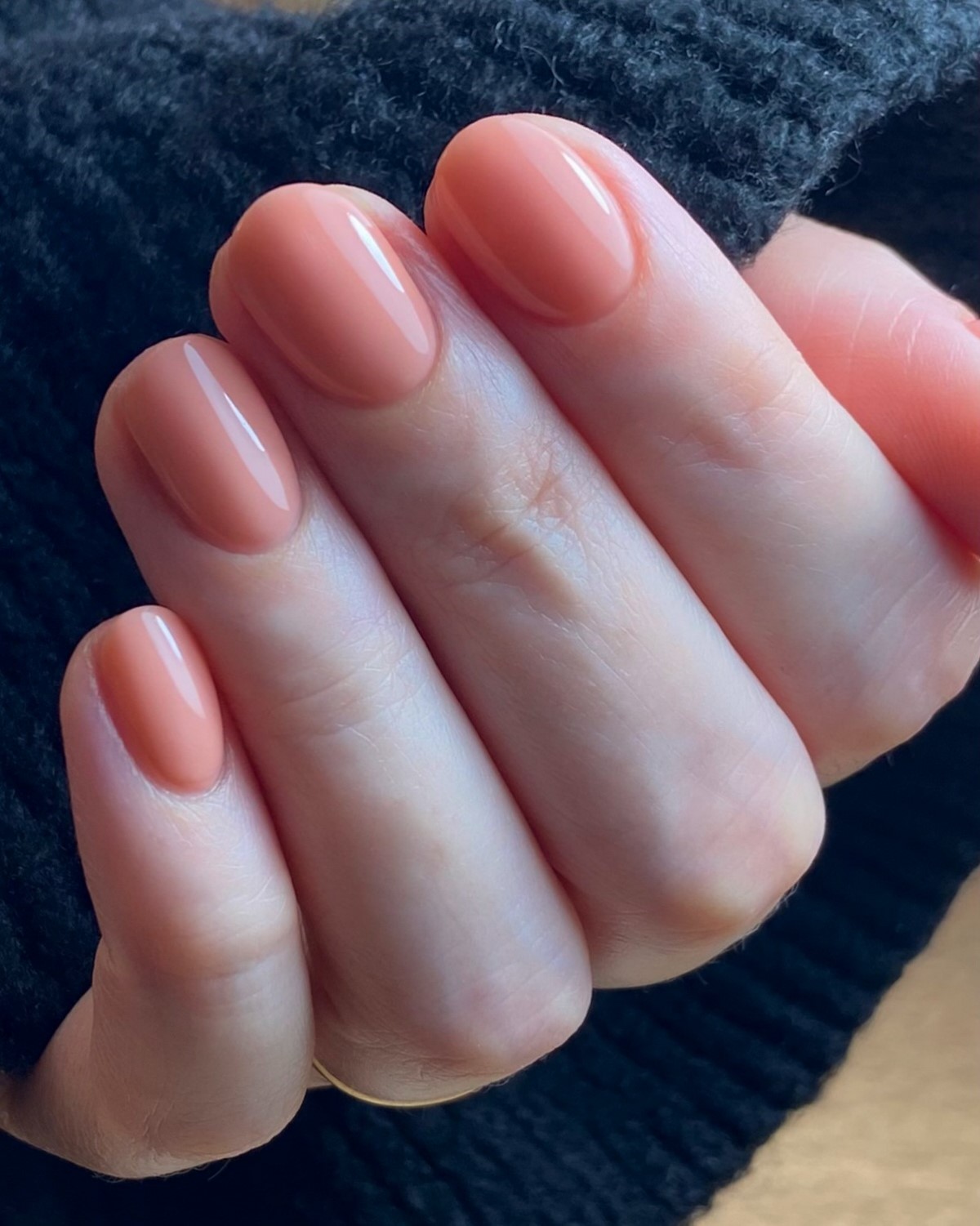 Этот оттенок на ногтях освежает руки сильнее нюда