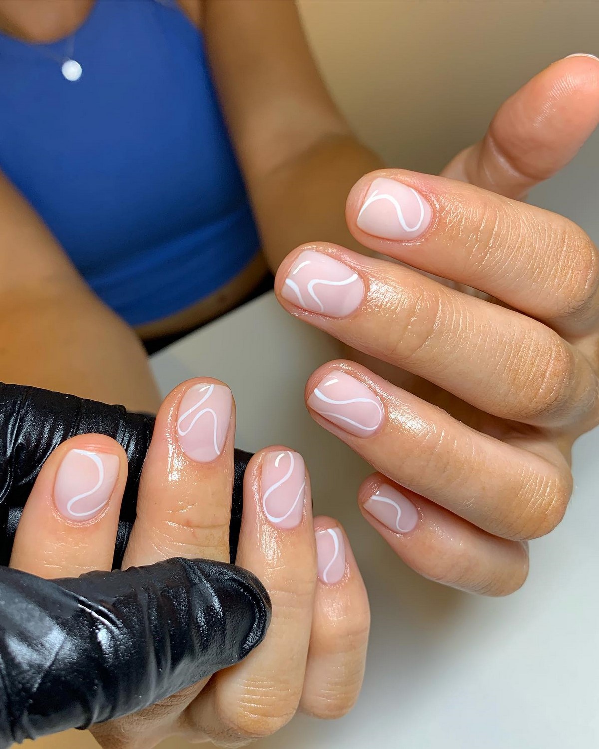 Этот оттенок на ногтях освежает руки сильнее нюда