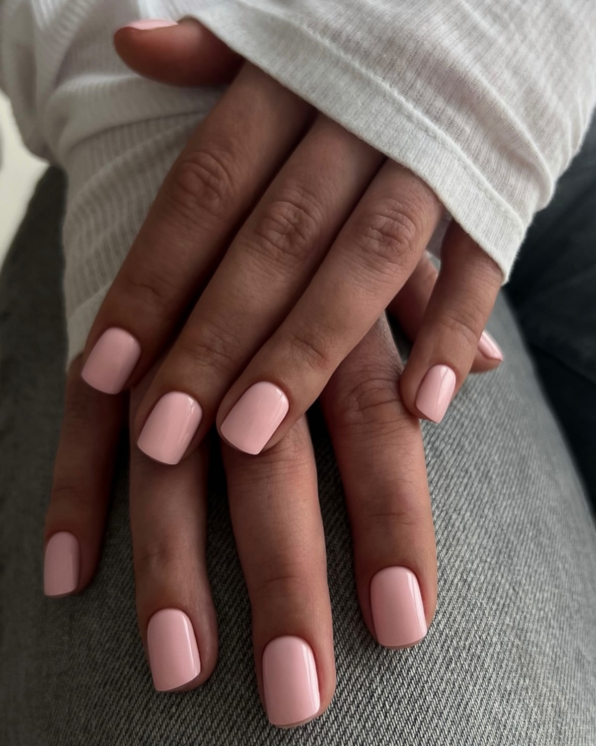 Этот оттенок на ногтях освежает руки сильнее нюда