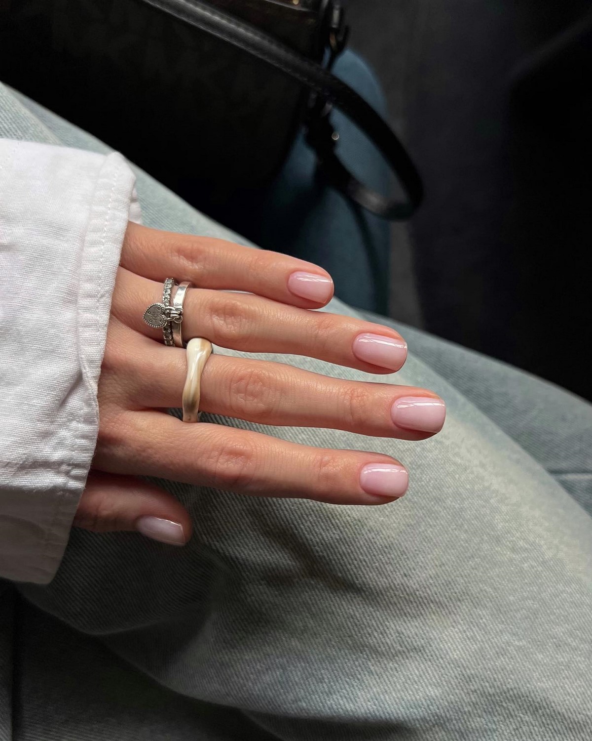 Этот оттенок на ногтях освежает руки сильнее нюда