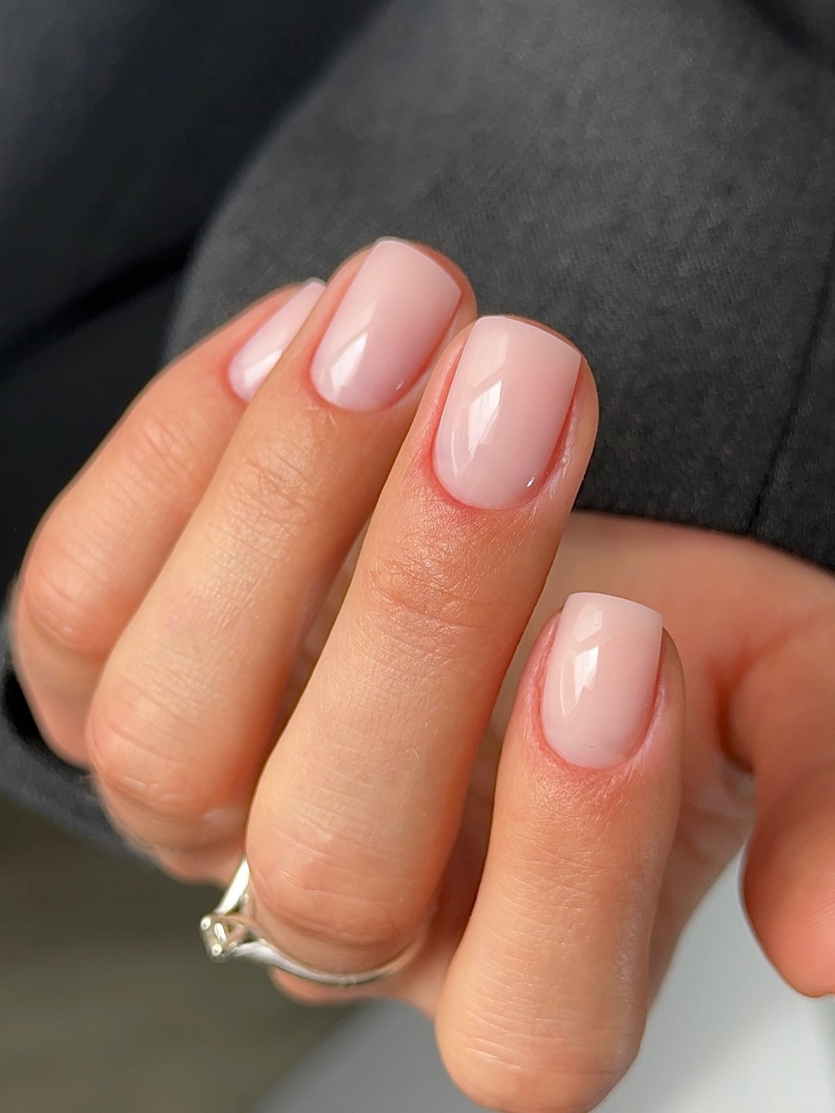 Этот оттенок на ногтях освежает руки сильнее нюда