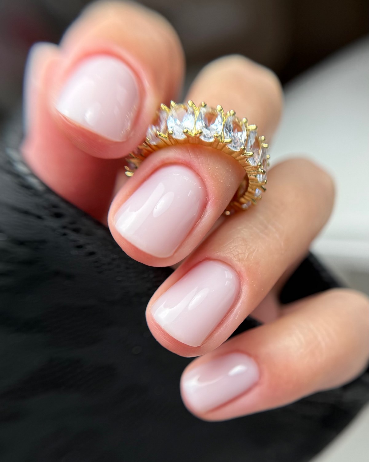 Этот оттенок на ногтях освежает руки сильнее нюда