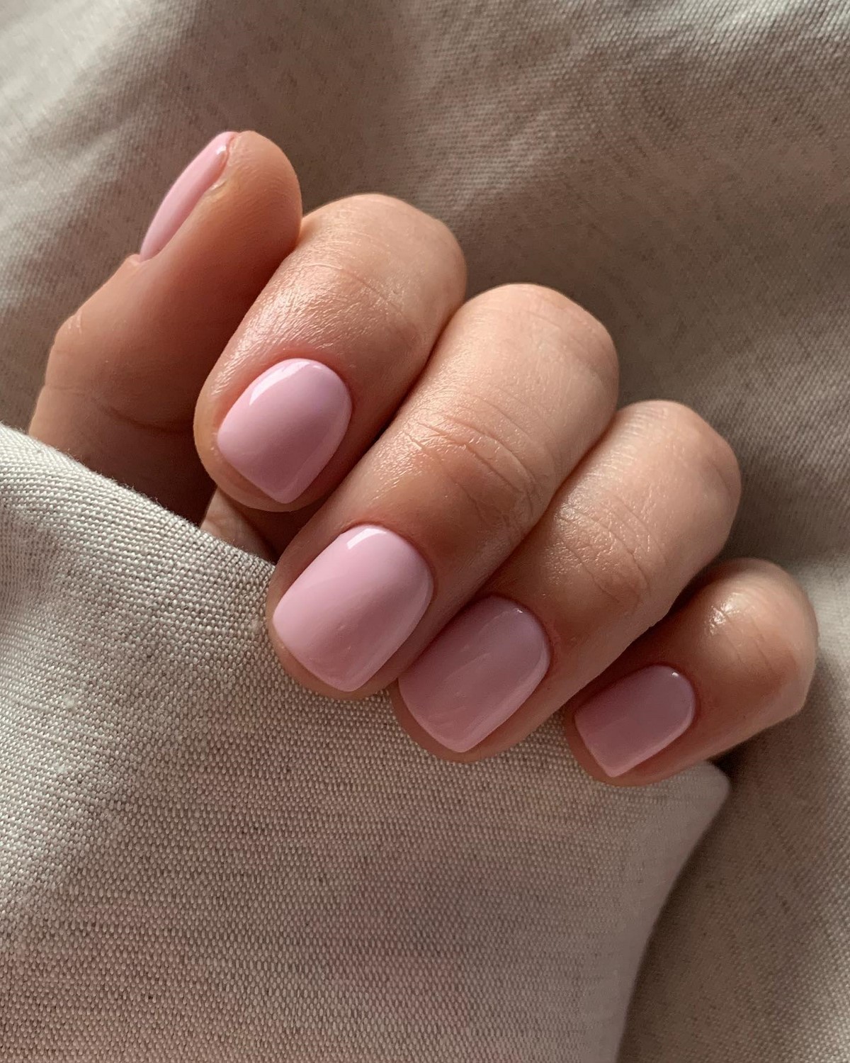 Этот оттенок на ногтях освежает руки сильнее нюда