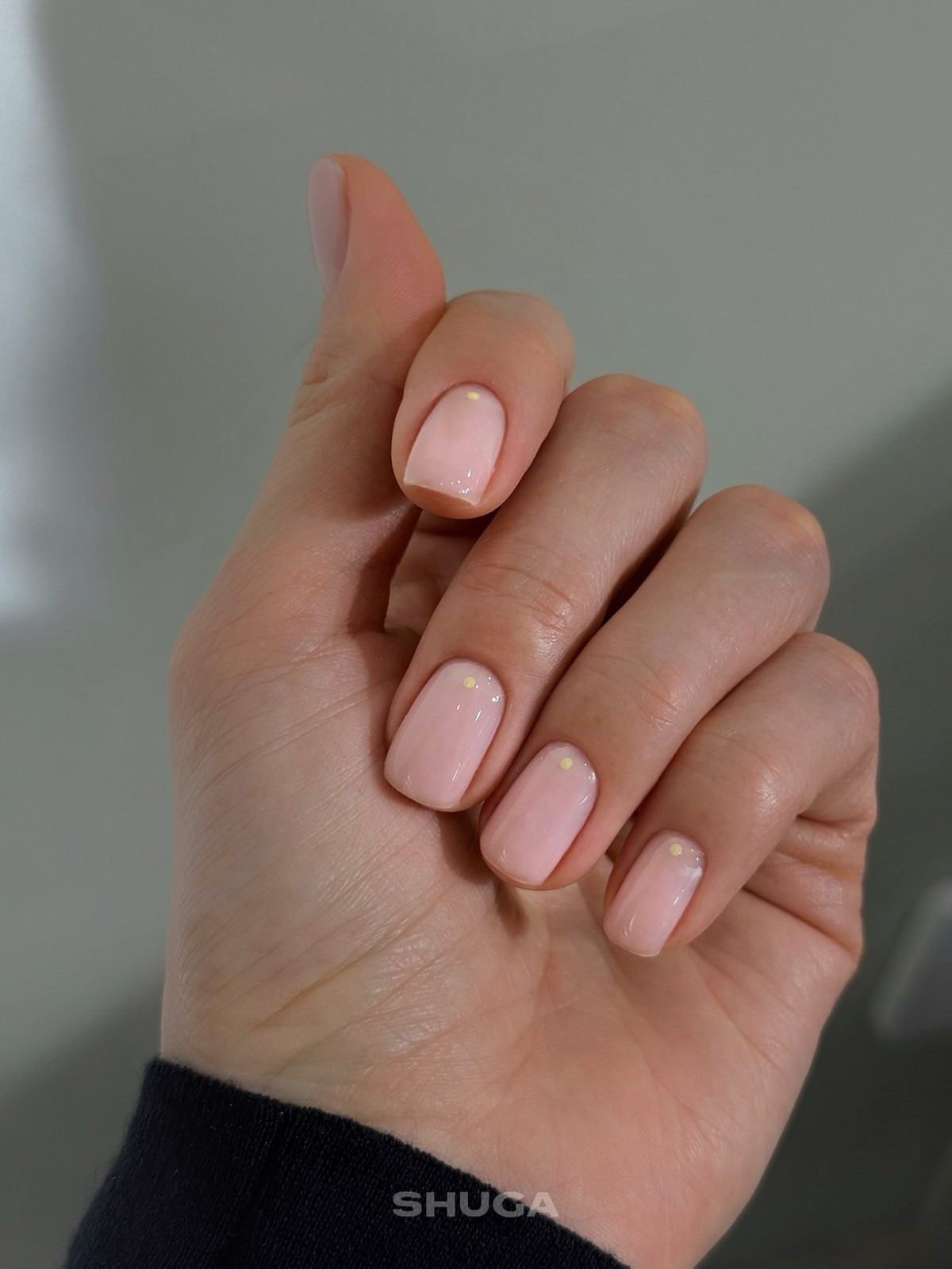 Этот оттенок на ногтях освежает руки сильнее нюда