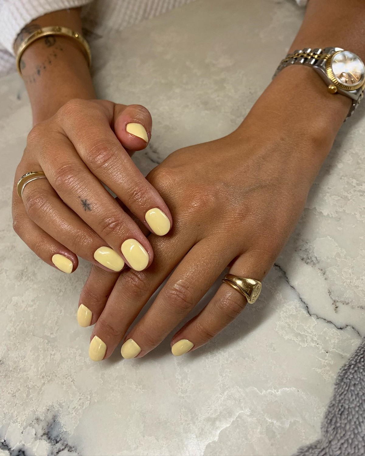 Этот оттенок на ногтях освежает руки сильнее нюда