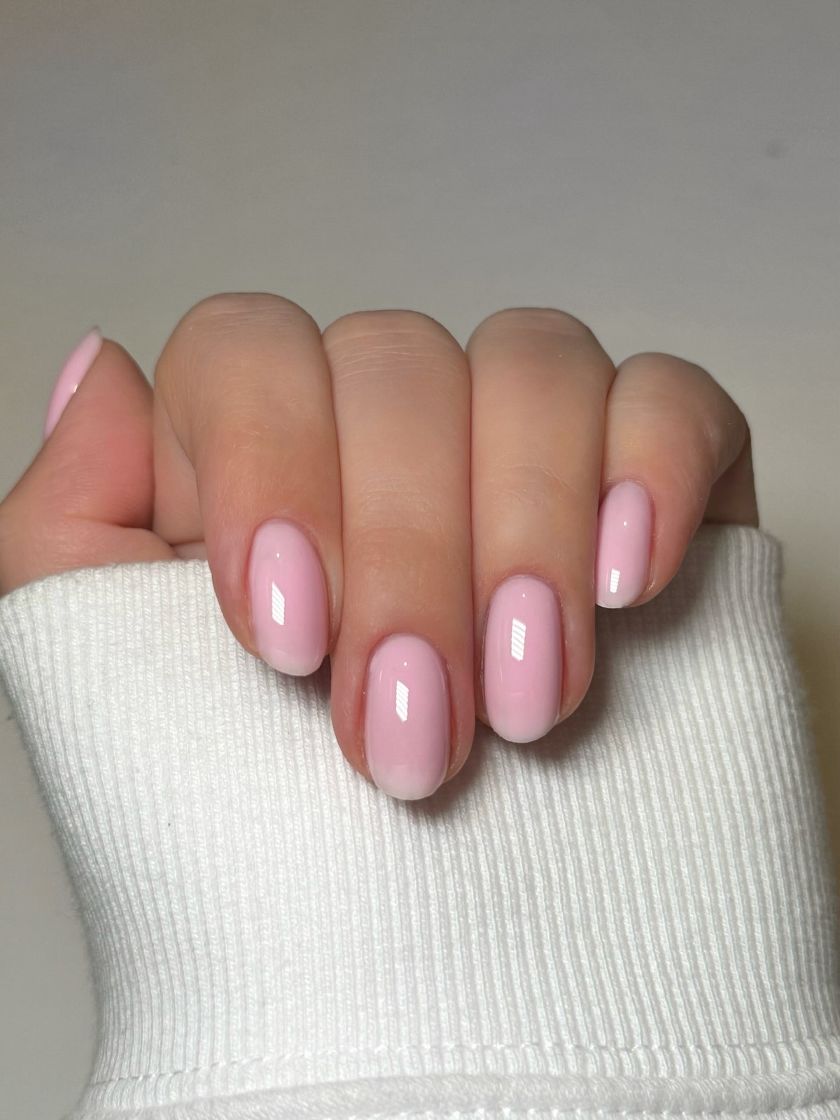 Этот оттенок на ногтях освежает руки сильнее нюда