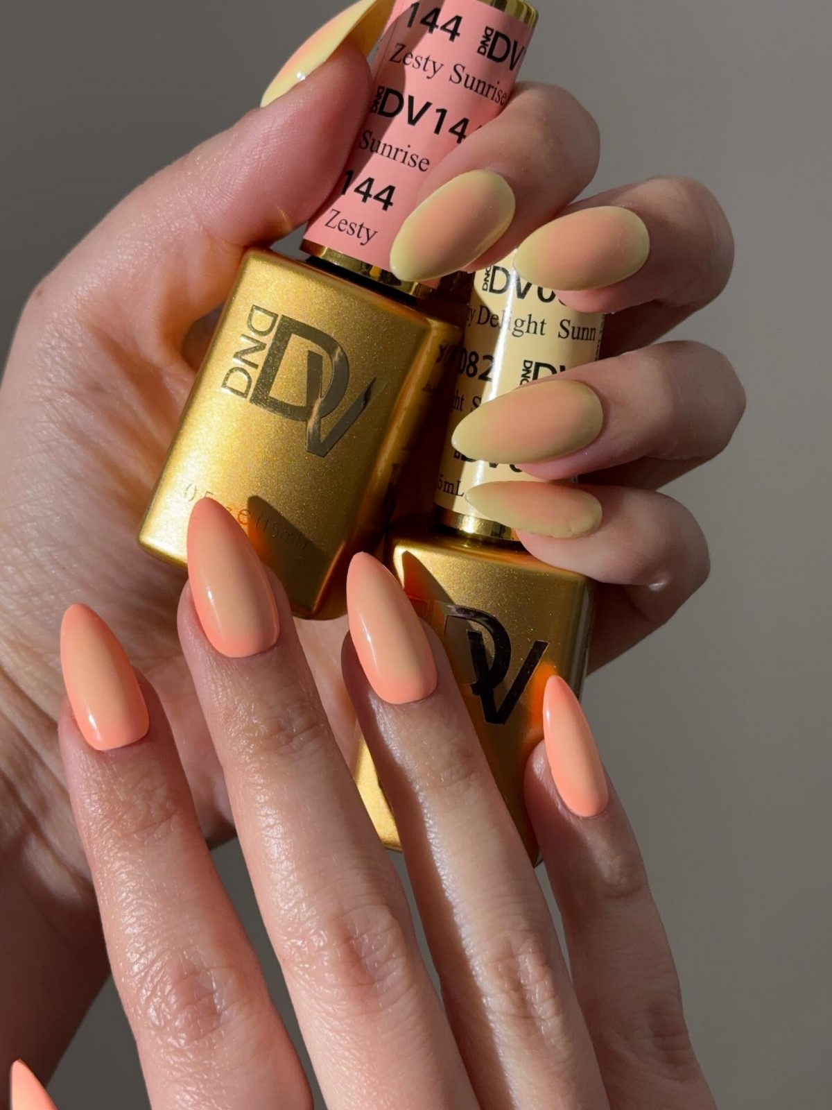 Этот оттенок на ногтях освежает руки сильнее нюда