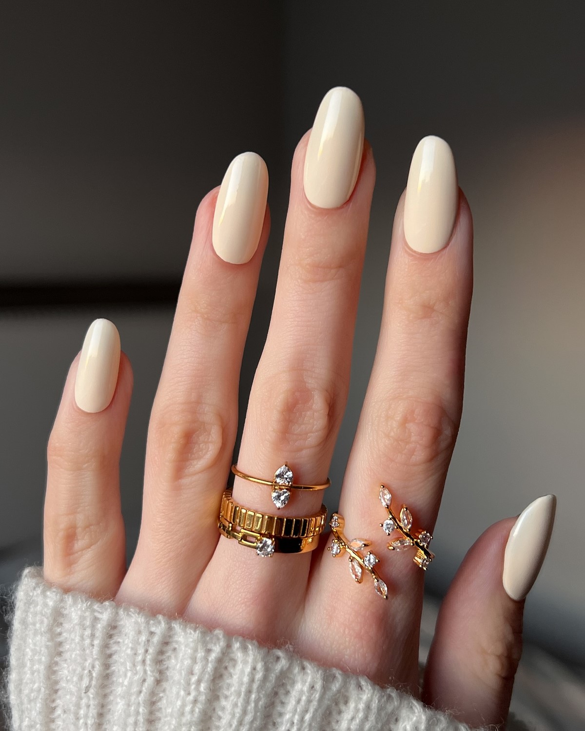 Этот оттенок на ногтях освежает руки сильнее нюда