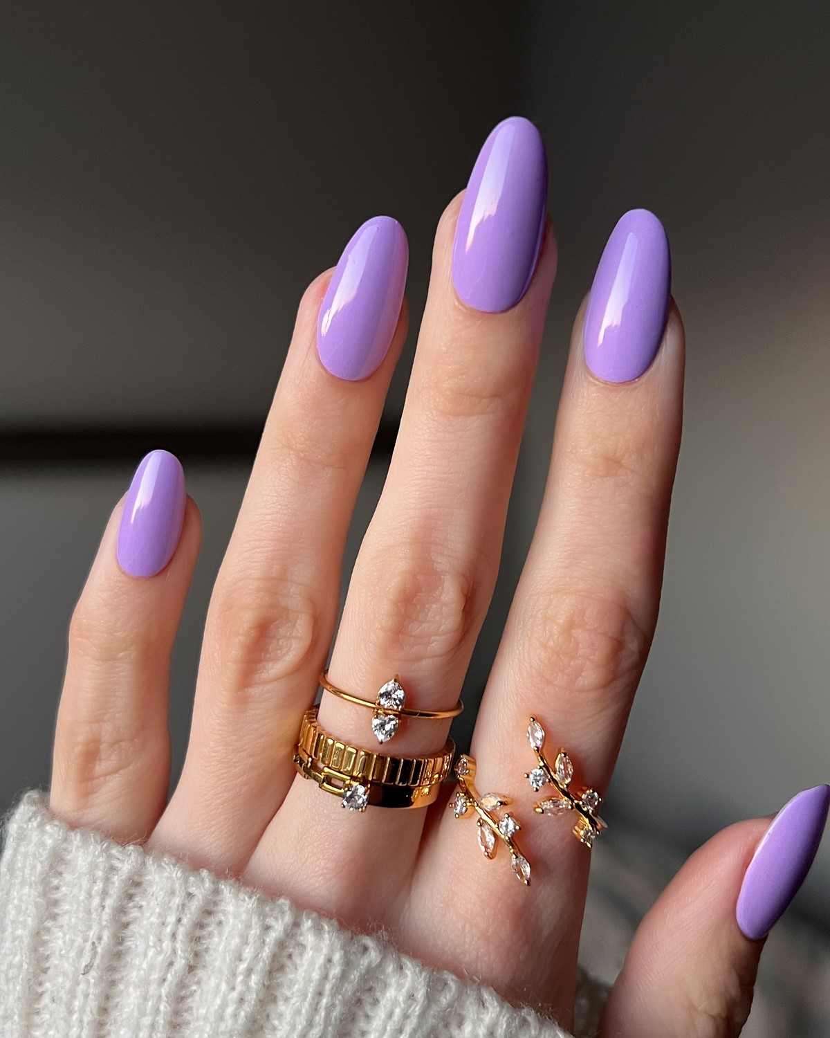 Этот оттенок на ногтях освежает руки сильнее нюда