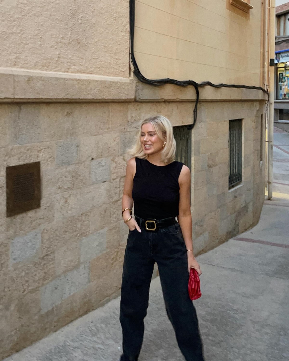 Этот цвет в одежде делает образ аккуратнее без усилий