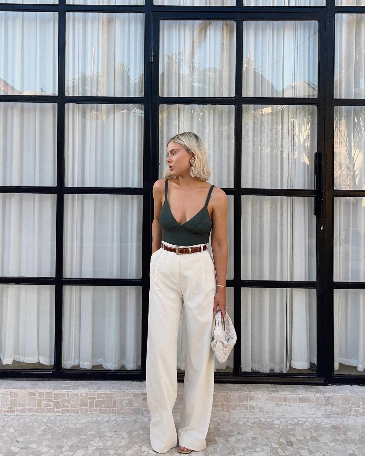 Этот цвет в одежде делает образ аккуратнее без усилий