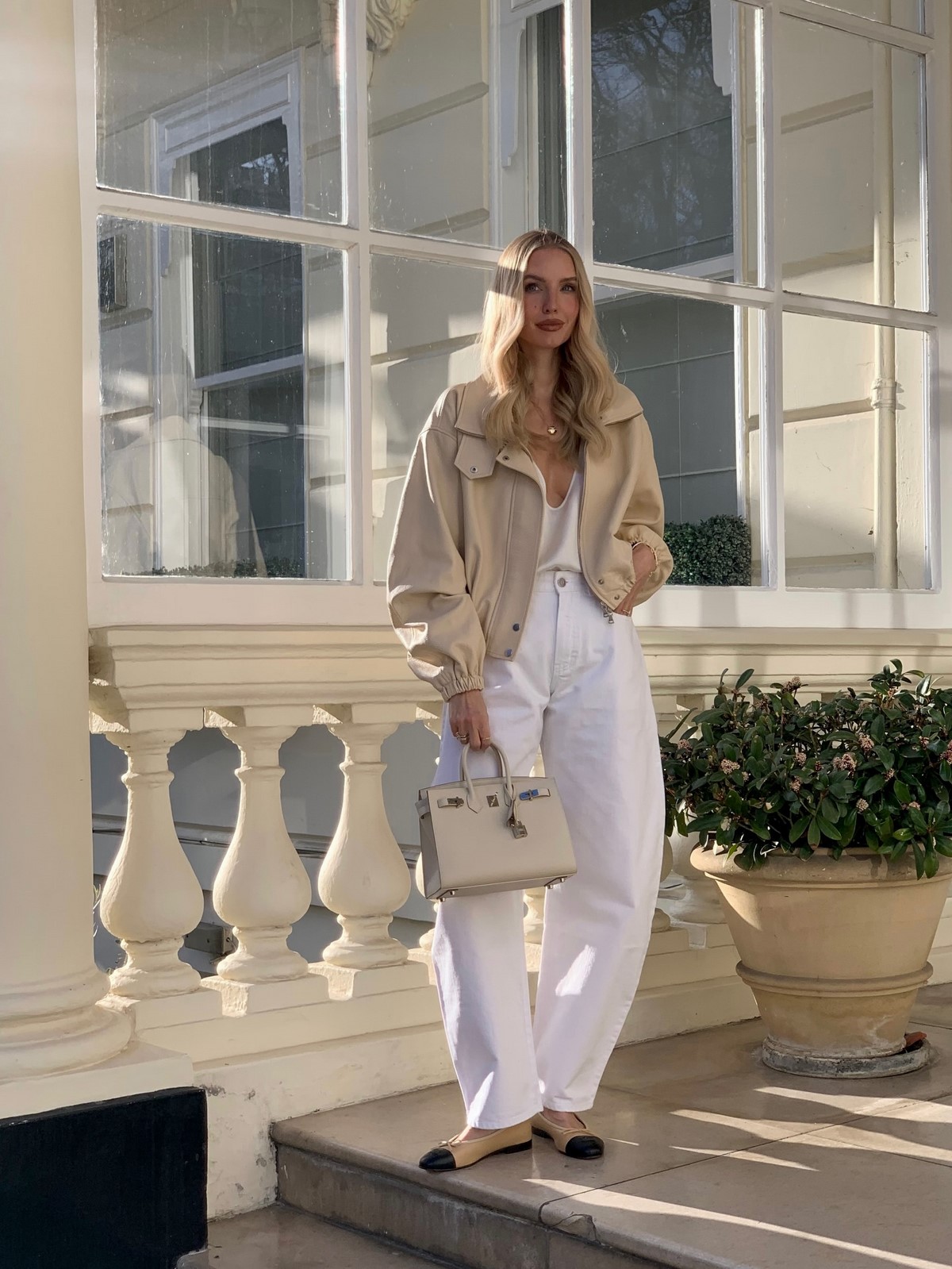 Этот цвет в одежде делает образ аккуратнее без усилий