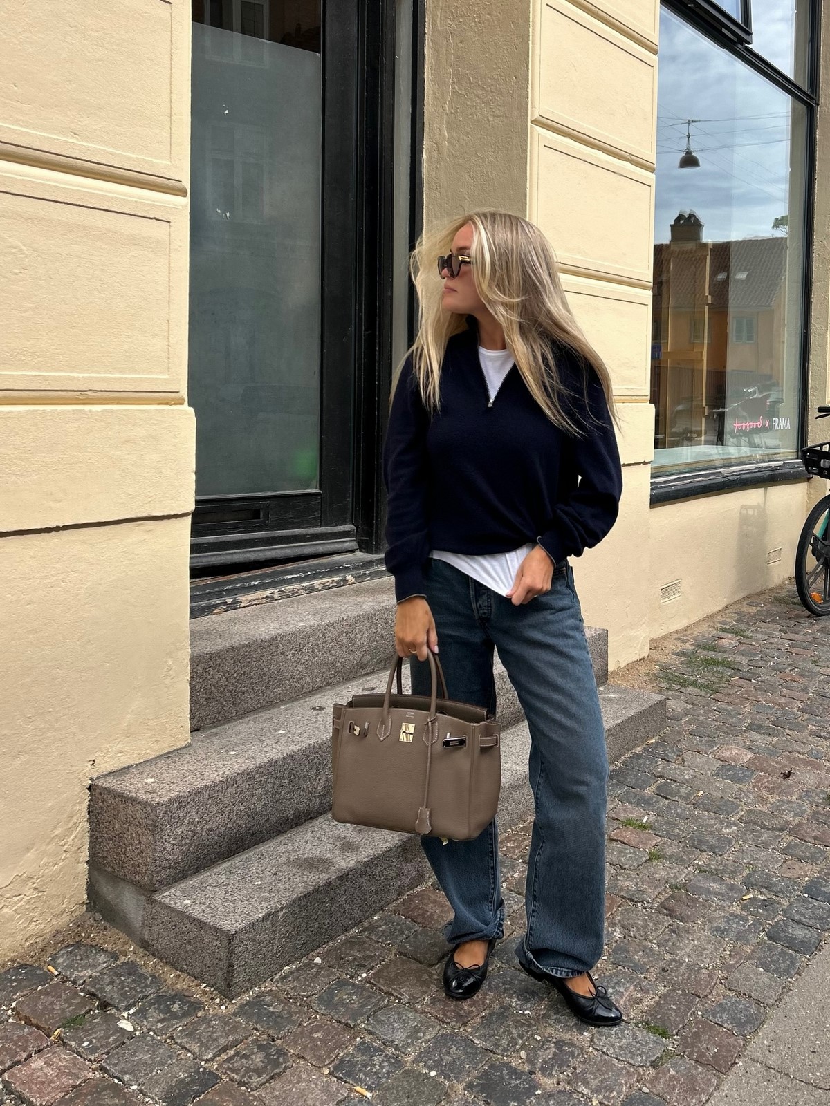 Этот цвет в одежде делает образ аккуратнее без усилий