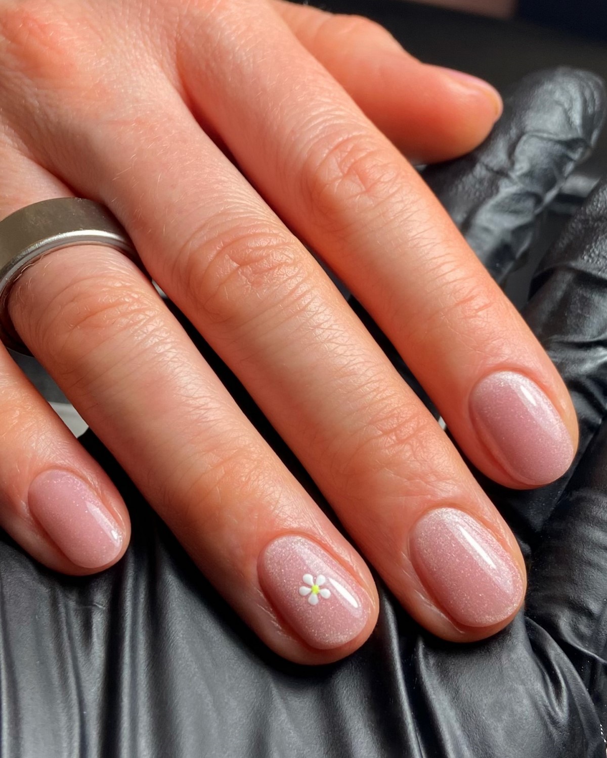 Маникюр без плотного покрытия: легкий эффект на ногтях