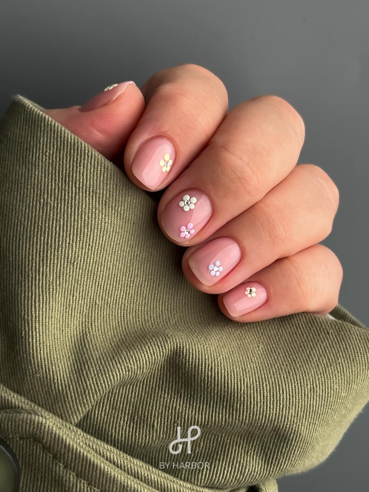 Маникюр без плотного покрытия: легкий эффект на ногтях